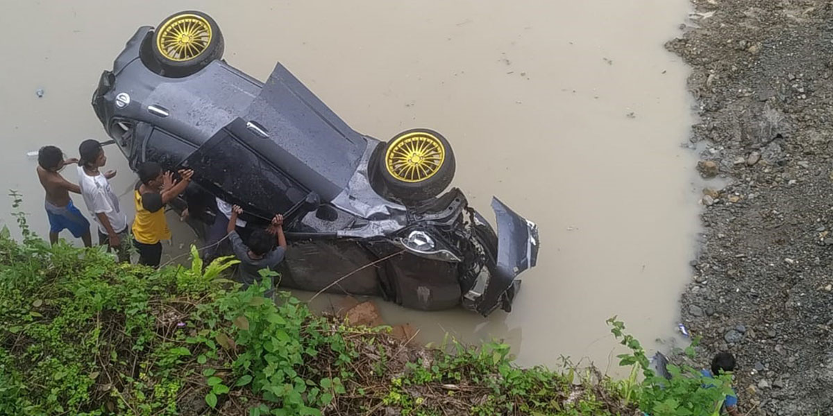 laka-tunggal-honda-jazz-terjungkal-ke-kolam-galian-c